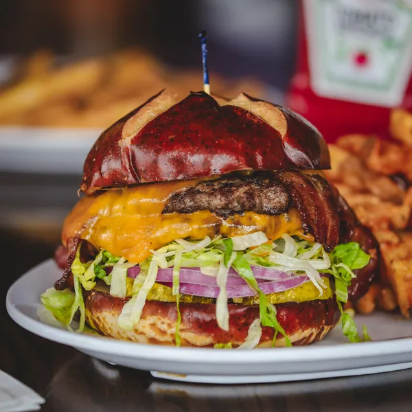 Cheeseburger with lettuce and tomato